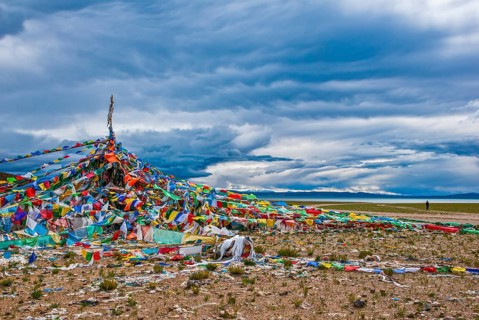 Praying flags with view on the Manarasowar lake