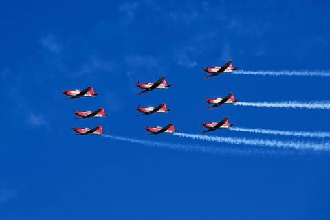 Formation flight of the Patrouille Suisse with the PC-7 team