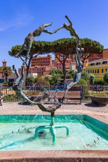 Bronze figures at the fountain