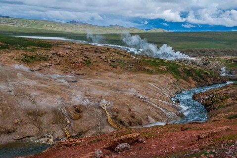 Hot springs along the road from Tsochen to Lhasa