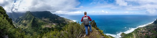 Hikers on the ridge of Pico do Alto
