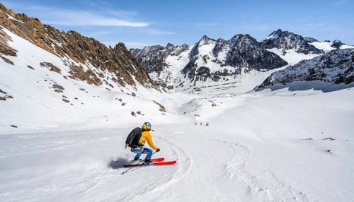 Ski tourers on the descent at Verborgen-Berg Ferner