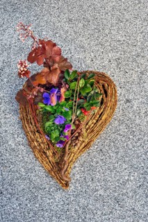 Grave slab with floral decoration in the shape of a heart