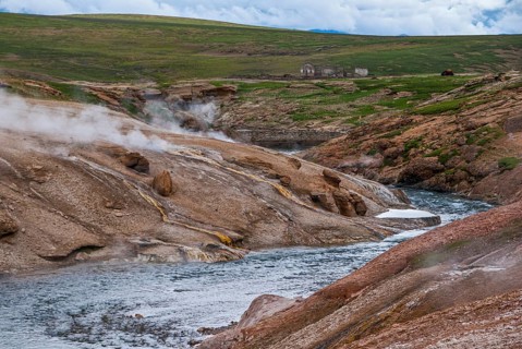 Hot springs along the road from Tsochen to Lhasa