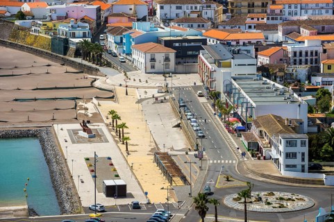 Overlook over Praia da Vittoria from the Gazebo torch monument