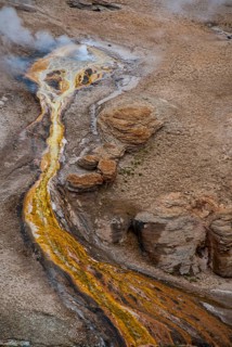 Hot springs along the road from Tsochen to Lhasa