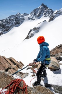 Ski tourers securing the descent in the Turmscharte