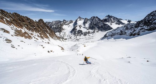 Ski tourers on the descent at Verborgen-Berg Ferner