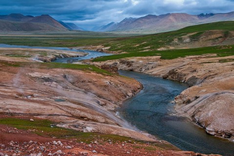 Hot springs along the road from Tsochen to Lhasa
