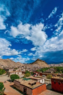 The old tibetan quarter before the Dzong