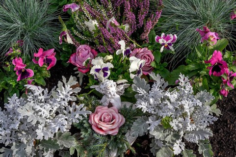 Grave with flower decoration and putto