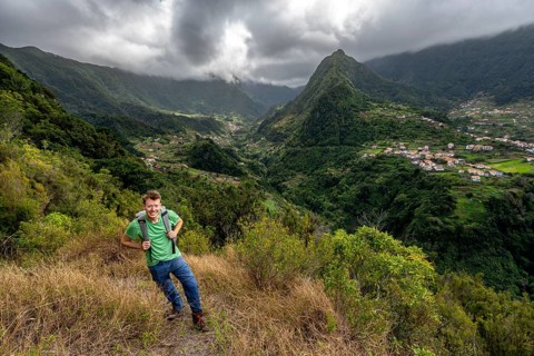 Hikers on Pico do Alto