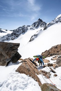 Ski tourers descending on the rope at the Turmscharte