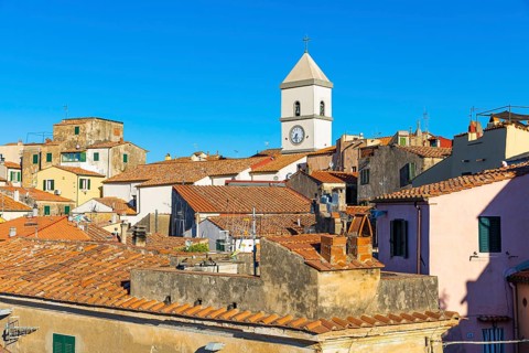 Above the roofs of the idyllic mountain village of Capoliveri