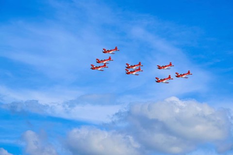 Formation flight of the Patrouille Suisse with the PC-7 team
