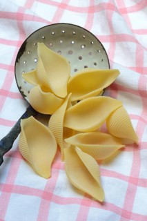 Conchiglione with sieve ladle