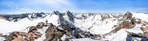 Ski tourers on the ridge above the Berglasferner glacier