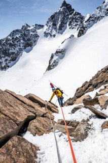 Ski tourers descending on the rope at the Turmscharte