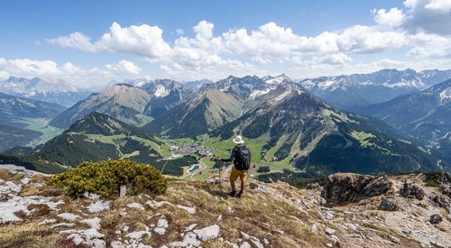 Hikers on the hiking trail to Thaneller