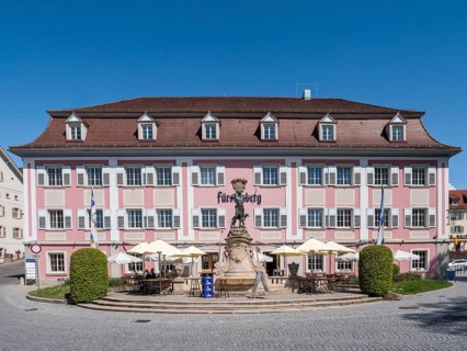 Diana Fountain in front of the pink Fuerstenberg Braeustueble