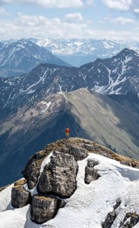 Hikers on the summit ridge of Thaneller in front of mountain landscape