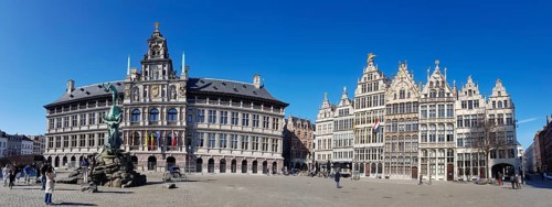 A panoramic photo of the Grote Markt