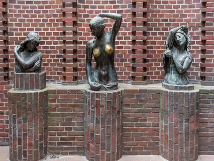 Sculptures of three female bodies in Boettcherstrasse