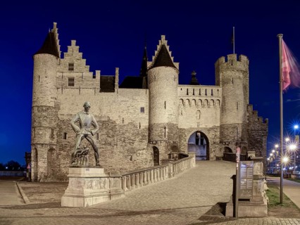 Long Wapper statue