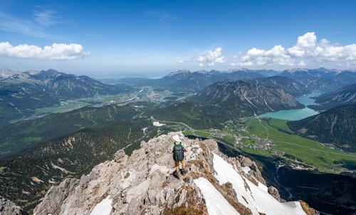 Hikers at the summit of Thaneller