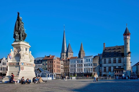 Vrijdagmarkt square with Jacob Van Arteveld sculpture