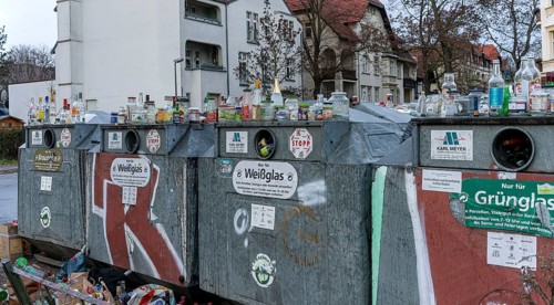 Overfilled containers for white glass and green glass