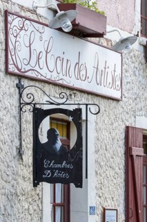 Sign showing silhouette of Impressionist painter Claude Monet at Le Coin des Artistes