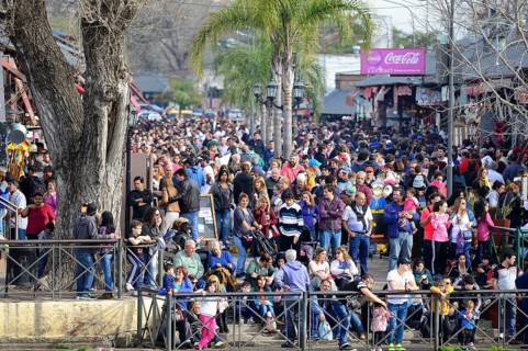 Crowd on the banks of the Rio Lujan on a public holiday