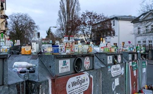 Overfilled containers for white glass and green glass