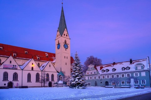 Evening atmosphere at the St Mang church on St Mang Platz with Christmas tree