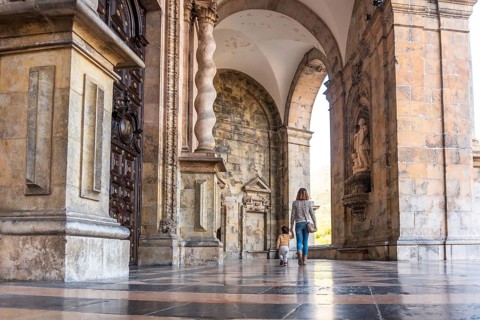 Mother and son in the arches of the entrance of the Sanctuary of Loyola