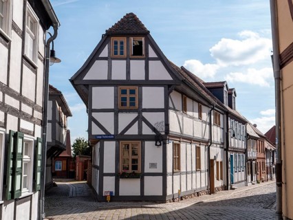 Narrow half-timbered house stage head in the narrow Marktstrasse