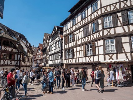 Crowd of tourists on Rue des Cheveux between half-timbered houses