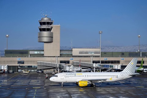 Control tower and aircraft Vueling