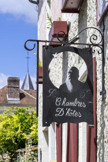 Sign showing silhouette of Impressionist painter Claude Monet at Le Coin des Artistes