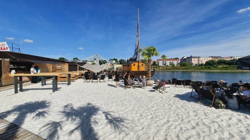 Beach bar on the Elbe