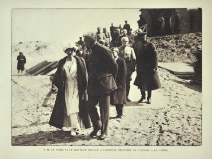 Doctor Antoine Depage and queen Elisabeth visiting the Ocean military hospital at De Panne in Flanders