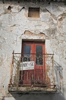 Most common sign in the Algarve: Se Vende