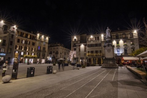 Piazza and Statua di Alessandro Volta