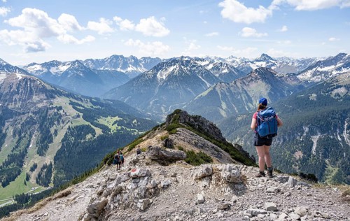 Hiker on the way to Thaneller