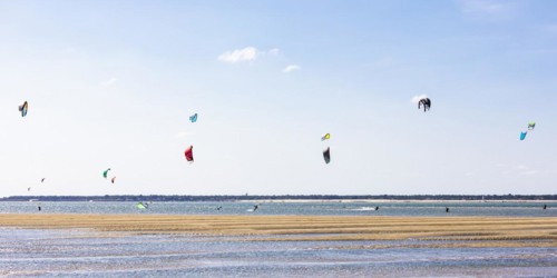 Group of kitesurfers kitesurfing in the Bay of Arcachon