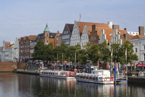 Buildings of the old town and ships on the Stadttrave