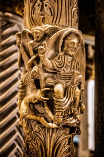 Easter chandelier with Romanesque sculptures