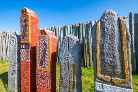 Carved wooden posts and palisades in the circular ditch Ringheiligtum Poemmelte
