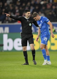 Referee Florian Badstuebner sends off Robert Skov TSG 1899 Hoffenheim